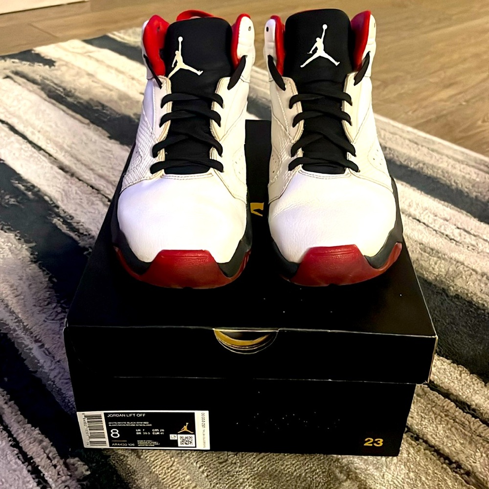 Jordan lift off size 8 original box and laces, color white and in good condition